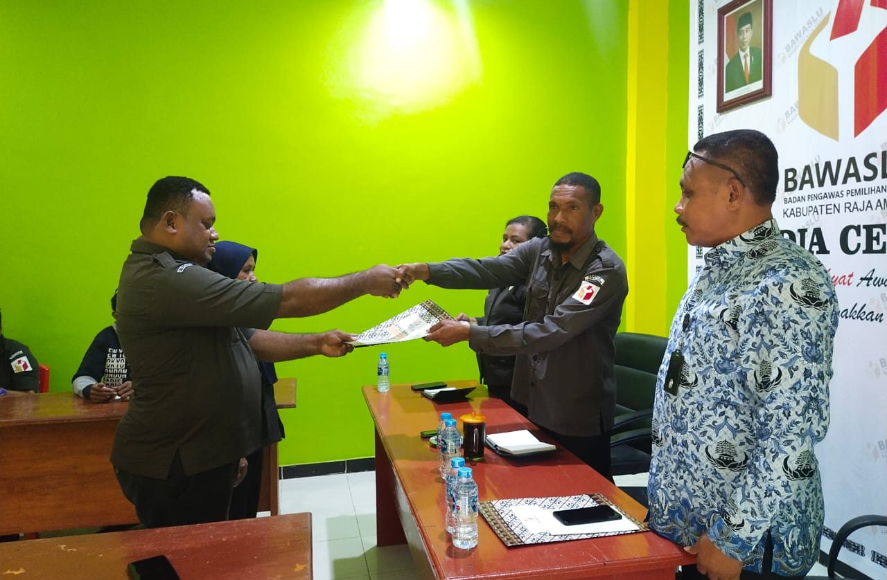 Resmi, Bawaslu R4 Serahkan SK PPNPNS