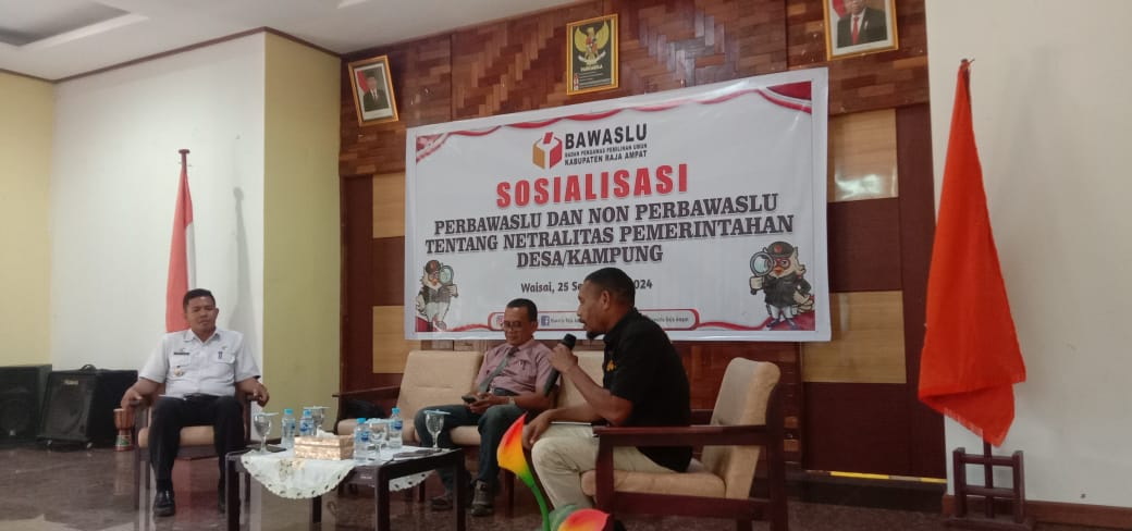Foto Anggota Bawaslu Raja Ampat Bapak Markus Rumsowek  pada saat Sosialisasi  Perbawaslu dan Non Perbawaslu tentang Netralitas Pemerintahan Desa/Kampung
