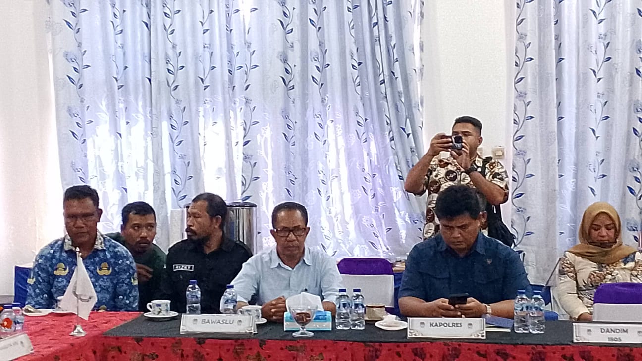 Ketua Bawaslu Kabupaten Raja Ampat bersama Koordinator Divisi Hukum, Pencegahan, Parmas, dan Humas (HP2H) serta didampingi oleh Kepala Sub Bagian (Kasubbag) menghadiri Rapat Koordinasi Pemutakhiran Data Pemilih Berkelanjutan (PDPB) Triwulan III Tahun 2026 di Aula Kantor KPU Kabupaten Raja Ampat, Kamis (10/09/2026).
