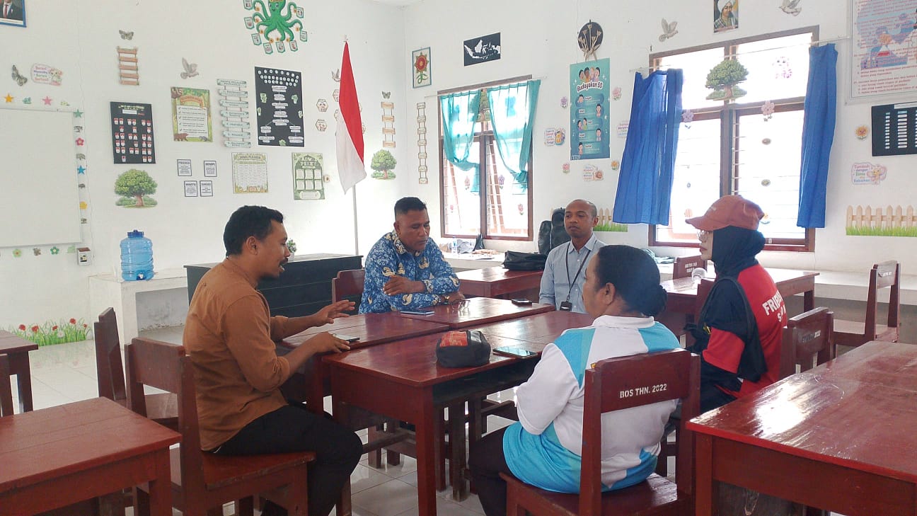 Kepala Sub Bagian (Kasubbag) beserta staf Bawaslu Kabupaten Raja Ampat sedang melaksanakan konsolidasi demokrasi dengan Kepala SMA Negeri 1 Kabupaten Raja Ampat, Kamis (17/09/2026).