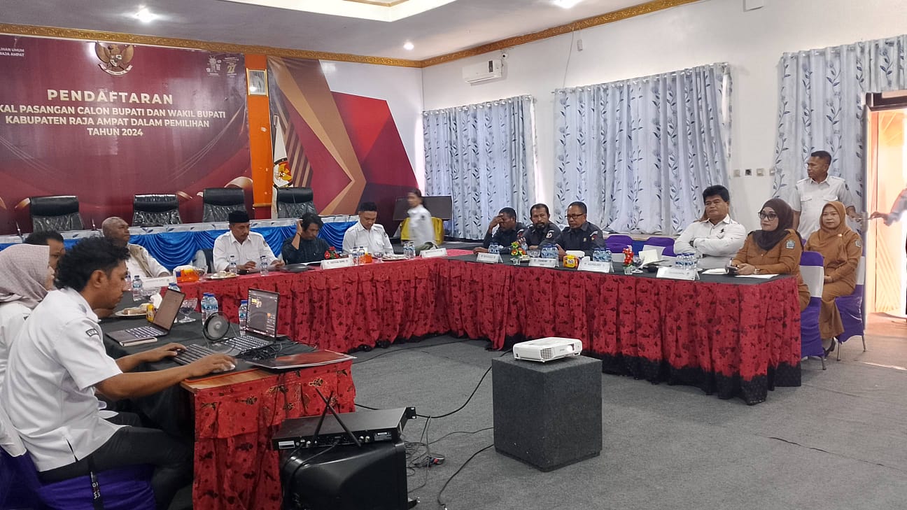 Ketua Bawaslu Kabupaten Raja Ampat beserta Koordinator Divisi Hukum, Pencegahan, Parmas, dan Humas (HP2H) dan Koordinator Divisi Penanganan Pelanggaran dan Penyelesaian Sengketa (P3S) menghadiri Rapat Koordinasi Pra-Pleno Pemutakhiran Data Pemilih Berkelanjutan (PDPB) Triwulan III Tahun 2026 di Aula Kantor KPU Kabupaten Raja Ampat, Senin (28/09/2026).