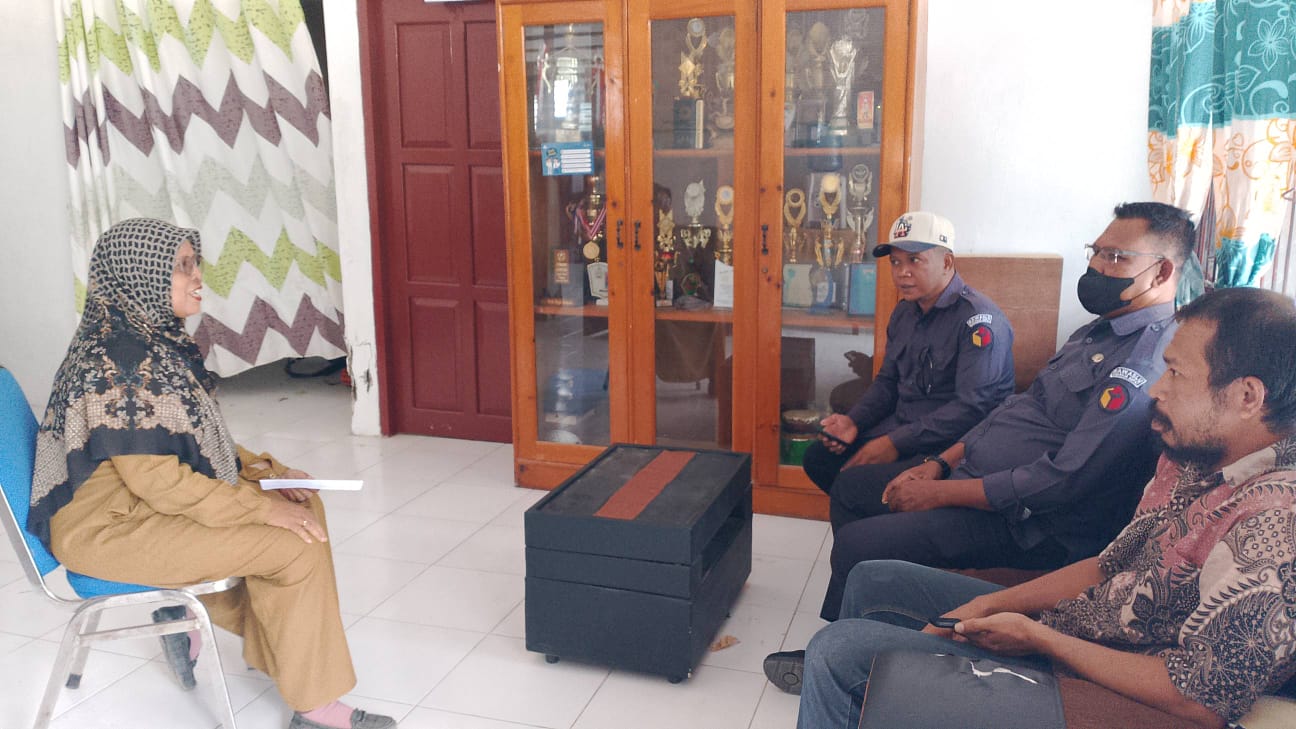 Koordinator Divisi Hukum, Pencegahan, Parmas, dan Humas (HP2H) Bawaslu Kabupaten Raja Ampat beserta Kepala Sub Bagian (Kasubbag) sedang melaksanakan konsolidasi demokrasi dengan Kepala SMK Negeri 2 Kabupaten Raja Ampat, Selasa (29/09/2026).
