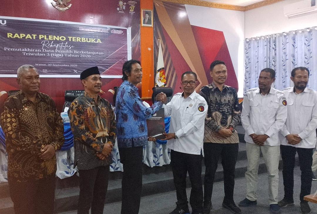 Ketua Bawaslu Kabupaten Raja Ampat beserta Koordinator Divisi Hukum, Pencegahan, Parmas, dan Humas (HP2H) dan Koordinator Divisi Penanganan Pelanggaran dan Penyelesaian Sengketa (P3S) menghadiri Rapat Pleno Terbuka Rekapitulasi Pemutakhiran Data Pemilih Berkelanjutan (PDPB) Triwulan III Tahun 2026 di Aula Kantor KPU Kabupaten Raja Ampat, Rabu (30/09/2026).
