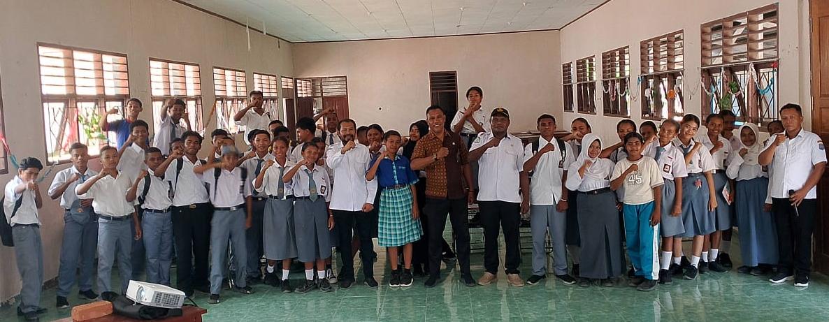 Koordinator Divisi Hukum, Pencegahan, Parmas, dan Humas (HP2H) Bawaslu Kabupaten Raja Ampat beserta Kepala Sub Bagian (Kasubbag) bersama murid SMK Negeri 2 Kabupaten Raja Ampat dalam kegiatan Bawaslu Goes To School, Rabu (30/09/2026).