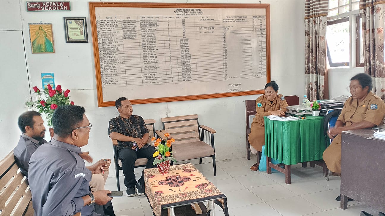 Koordinator Divisi Hukum, Pencegahan, Parmas, dan Humas (HP2H) Bawaslu Kabupaten Raja Ampat beserta Kepala Sub Bagian (Kasubbag) sedang melaksanakan konsolidasi demokrasi dengan Kepala SMKS YPK Bukit Zaitun Kabupaten Raja Ampat, Selasa (06/10/2026).