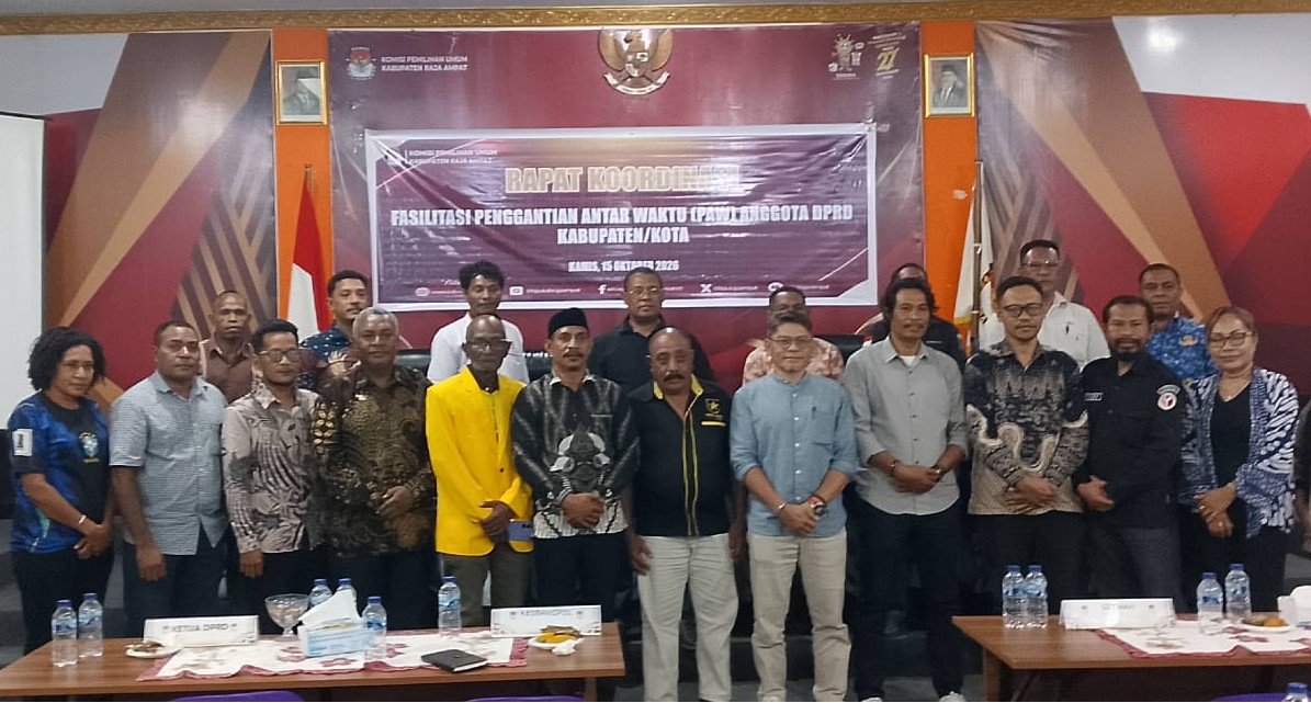 Koordinator Divisi Hukum, Pencegahan, Parmas, dan Humas (HP2H) serta Koordinator Divisi Penanganan Pelanggaran dan Penyelesaian Sengketa (P3S) Bawaslu Kabupaten Raja Ampat menghadiri Rapat Koordinasi Fasilitasi Penggantian Antar Waktu (PAW) Anggota DPRD Kabupaten/Kota di Aula Kantor KPU Kabupaten Raja Ampat, Kamis (15/10/2026).