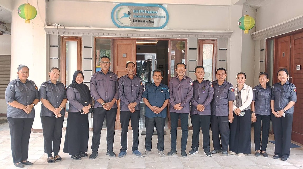 Jajaran Bawaslu Kabupaten Raja Ampat foto bersama dengan Kepala Badan Layanan Umum Daerah (BLUD) Unit Pelaksana Teknis Daerah (UPTD) Pengelolaan Kawasan Konservasi Perairan (KKP) Kepulauan Raja Ampat Dinas Kelautan dan Perikanan Pemerintah Provinsi Papua Barat Daya, Senin (19/10/2026).