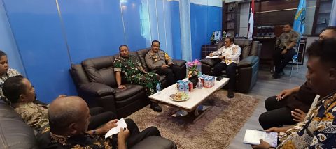 Ketua Bawaslu Raja Ampat menghadiri Rapat perdana dengan Pjs. Bupati Raja Ampat