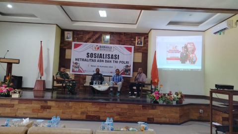 Foto Anggota Bawaslu Raja Ampat Saat Memberikan Materi Sosialisasi Netralitas ASN, TNI dan POLRI (Selasa 24 September 2024)