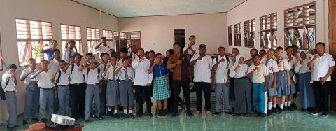 Koordinator Divisi Hukum, Pencegahan, Parmas, dan Humas (HP2H) Bawaslu Kabupaten Raja Ampat beserta Kepala Sub Bagian (Kasubbag) bersama murid SMK Negeri 2 Kabupaten Raja Ampat dalam kegiatan Bawaslu Goes To School, Rabu (30/09/2026).