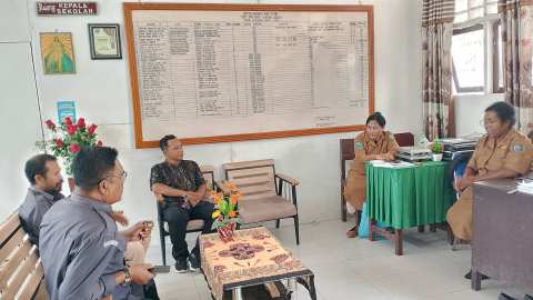Koordinator Divisi Hukum, Pencegahan, Parmas, dan Humas (HP2H) Bawaslu Kabupaten Raja Ampat beserta Kepala Sub Bagian (Kasubbag) sedang melaksanakan konsolidasi demokrasi dengan Kepala SMKS YPK Bukit Zaitun Kabupaten Raja Ampat, Selasa (06/10/2026).