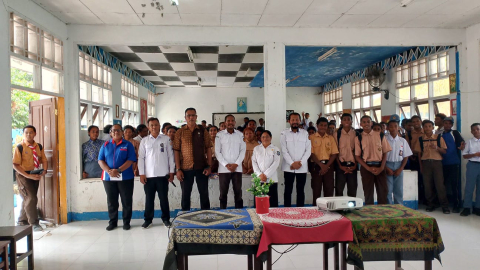 Koordinator Divisi Hukum, Pencegahan, Parmas, dan Humas (HP2H) dan Koordinator Divisi Penanganan Pelanggaran dan Penyelesaian Sengketa (P3S) Bawaslu Kabupaten Raja Ampat beserta Kepala Sub Bagian (Kasubbag) foto bersama dengan murid SMKS YPK Bukit Zaitun Kabupaten Raja Ampat dalam kegiatan Bawaslu Goes To School, Rabu (07/10/2026).