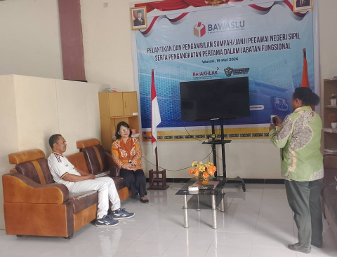 Ketua Bawaslu Kabupaten Raja Ampat melaksanakan konsolidasi demokrasi dengan Kepala Badan Pusat Statistik Kabupaten Raja Ampat di Kantor Bawaslu Kabupaten Raja Ampat, Jum’at (09/10/2026).