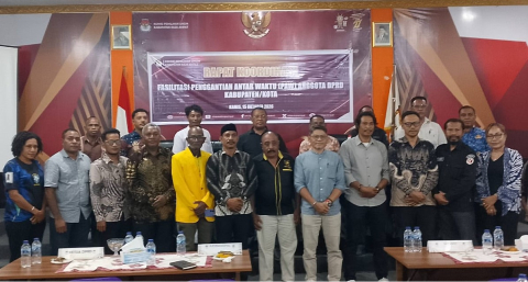 Koordinator Divisi Hukum, Pencegahan, Parmas, dan Humas (HP2H) serta Koordinator Divisi Penanganan Pelanggaran dan Penyelesaian Sengketa (P3S) Bawaslu Kabupaten Raja Ampat menghadiri Rapat Koordinasi Fasilitasi Penggantian Antar Waktu (PAW) Anggota DPRD Kabupaten/Kota di Aula Kantor KPU Kabupaten Raja Ampat, Kamis (15/10/2026).