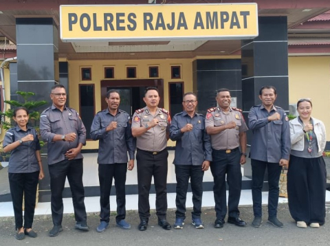 Jajaran Bawaslu Kabupaten Raja Ampat foto bersama dengan Wakapolres Raja Ampat dan Kabag Ops, Senin (19/10/2026).