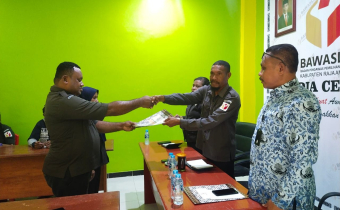 Resmi, Bawaslu R4 Serahkan SK PPNPNS