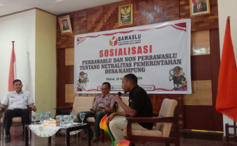 Foto Anggota Bawaslu Raja Ampat Bapak Markus Rumsowek  pada saat Sosialisasi  Perbawaslu dan Non Perbawaslu tentang Netralitas Pemerintahan Desa/Kampung