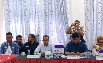 Ketua Bawaslu Kabupaten Raja Ampat bersama Koordinator Divisi Hukum, Pencegahan, Parmas, dan Humas (HP2H) serta didampingi oleh Kepala Sub Bagian (Kasubbag) menghadiri Rapat Koordinasi Pemutakhiran Data Pemilih Berkelanjutan (PDPB) Triwulan III Tahun 2026 di Aula Kantor KPU Kabupaten Raja Ampat, Kamis (10/09/2026).