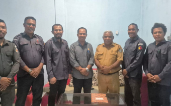 Pimpinan Bawaslu Kabupaten Raja Ampat didampingi oleh Kepala Sub Bagian (Kasubbag) melaksanakan tugas konsolidasi demokrasi dengan Kepala Dinas Komunikasi Informatika, Persandian, dan Statistik Pemerintah Kabupaten Raja Ampat, Senin (14/09/2026).