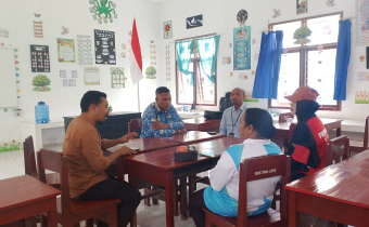 Kepala Sub Bagian (Kasubbag) beserta staf Bawaslu Kabupaten Raja Ampat sedang melaksanakan konsolidasi demokrasi dengan Kepala SMA Negeri 1 Kabupaten Raja Ampat, Kamis (17/09/2026).
