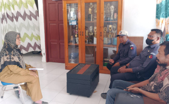 Koordinator Divisi Hukum, Pencegahan, Parmas, dan Humas (HP2H) Bawaslu Kabupaten Raja Ampat beserta Kepala Sub Bagian (Kasubbag) sedang melaksanakan konsolidasi demokrasi dengan Kepala SMK Negeri 2 Kabupaten Raja Ampat, Selasa (29/09/2026).