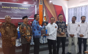 Ketua Bawaslu Kabupaten Raja Ampat beserta Koordinator Divisi Hukum, Pencegahan, Parmas, dan Humas (HP2H) dan Koordinator Divisi Penanganan Pelanggaran dan Penyelesaian Sengketa (P3S) menghadiri Rapat Pleno Terbuka Rekapitulasi Pemutakhiran Data Pemilih Berkelanjutan (PDPB) Triwulan III Tahun 2026 di Aula Kantor KPU Kabupaten Raja Ampat, Rabu (30/09/2026).