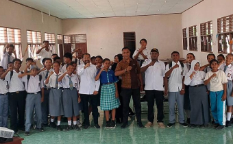 Koordinator Divisi Hukum, Pencegahan, Parmas, dan Humas (HP2H) Bawaslu Kabupaten Raja Ampat beserta Kepala Sub Bagian (Kasubbag) bersama murid SMK Negeri 2 Kabupaten Raja Ampat dalam kegiatan Bawaslu Goes To School, Rabu (30/09/2026).