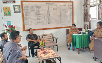 Koordinator Divisi Hukum, Pencegahan, Parmas, dan Humas (HP2H) Bawaslu Kabupaten Raja Ampat beserta Kepala Sub Bagian (Kasubbag) sedang melaksanakan konsolidasi demokrasi dengan Kepala SMKS YPK Bukit Zaitun Kabupaten Raja Ampat, Selasa (06/10/2026).