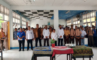 Koordinator Divisi Hukum, Pencegahan, Parmas, dan Humas (HP2H) dan Koordinator Divisi Penanganan Pelanggaran dan Penyelesaian Sengketa (P3S) Bawaslu Kabupaten Raja Ampat beserta Kepala Sub Bagian (Kasubbag) foto bersama dengan murid SMKS YPK Bukit Zaitun Kabupaten Raja Ampat dalam kegiatan Bawaslu Goes To School, Rabu (07/10/2026).