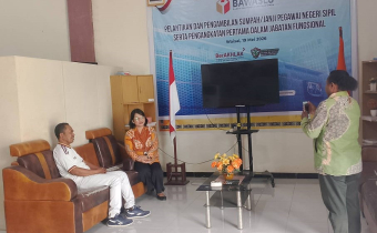 Ketua Bawaslu Kabupaten Raja Ampat melaksanakan konsolidasi demokrasi dengan Kepala Badan Pusat Statistik Kabupaten Raja Ampat di Kantor Bawaslu Kabupaten Raja Ampat, Jum’at (09/10/2026).