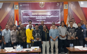 Koordinator Divisi Hukum, Pencegahan, Parmas, dan Humas (HP2H) serta Koordinator Divisi Penanganan Pelanggaran dan Penyelesaian Sengketa (P3S) Bawaslu Kabupaten Raja Ampat menghadiri Rapat Koordinasi Fasilitasi Penggantian Antar Waktu (PAW) Anggota DPRD Kabupaten/Kota di Aula Kantor KPU Kabupaten Raja Ampat, Kamis (15/10/2026).