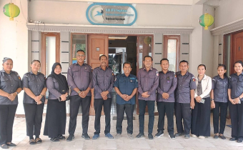 Jajaran Bawaslu Kabupaten Raja Ampat foto bersama dengan Kepala Badan Layanan Umum Daerah (BLUD) Unit Pelaksana Teknis Daerah (UPTD) Pengelolaan Kawasan Konservasi Perairan (KKP) Kepulauan Raja Ampat Dinas Kelautan dan Perikanan Pemerintah Provinsi Papua Barat Daya, Senin (19/10/2026).