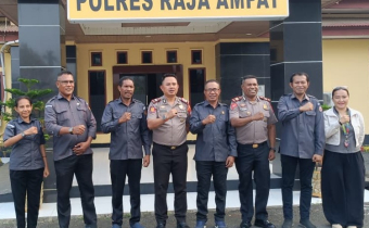 Jajaran Bawaslu Kabupaten Raja Ampat foto bersama dengan Wakapolres Raja Ampat dan Kabag Ops, Senin (19/10/2026).