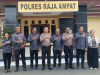 Jajaran Bawaslu Kabupaten Raja Ampat foto bersama dengan Wakapolres Raja Ampat dan Kabag Ops, Senin (19/10/2026).